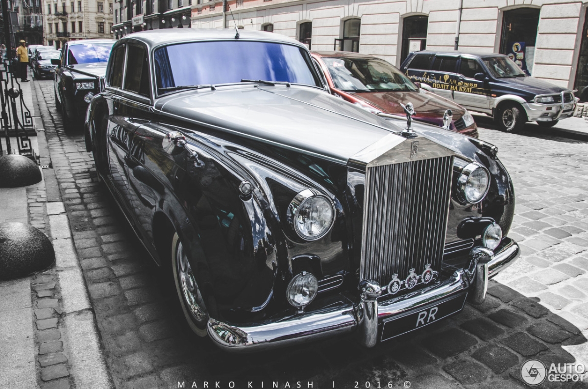 Львовские улицы покорил раритетный Rolls-Royce