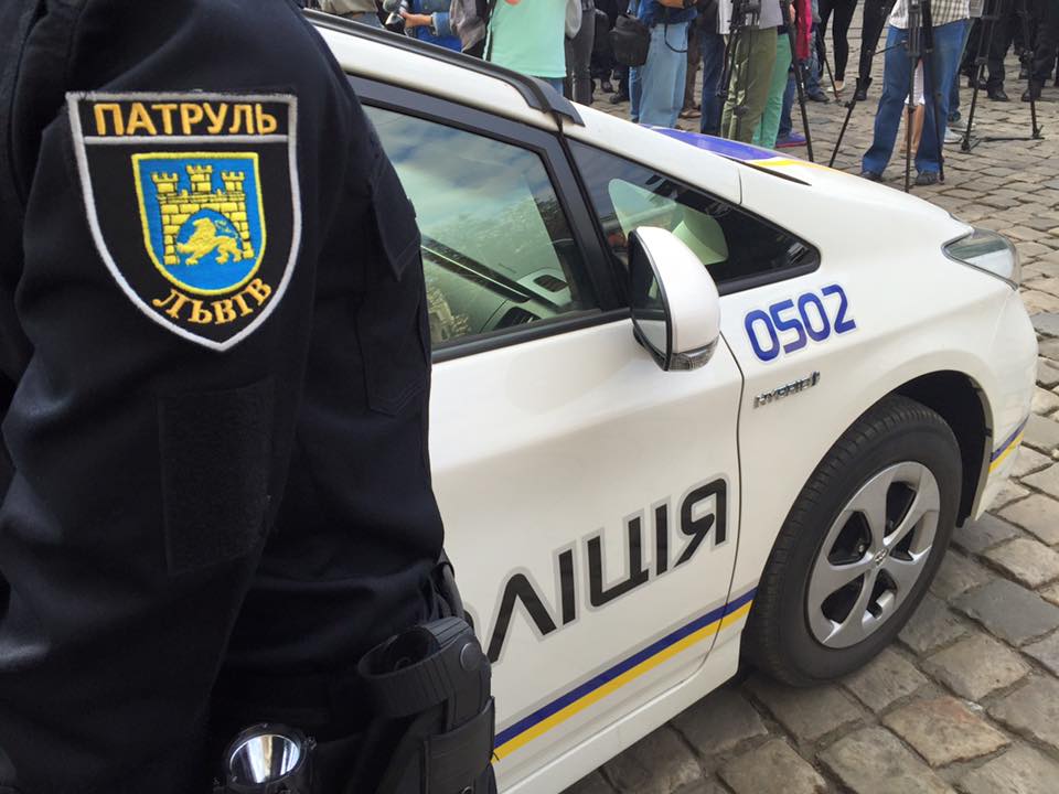 Львовские патрульные вернули четырехлетнюю девочку домой, которая ночью гуляла по городу