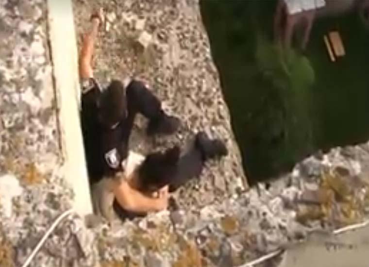 Не суицид: полицейский удерживал от падения ривненчанку, которая застряла на крыше (ВИДЕО)