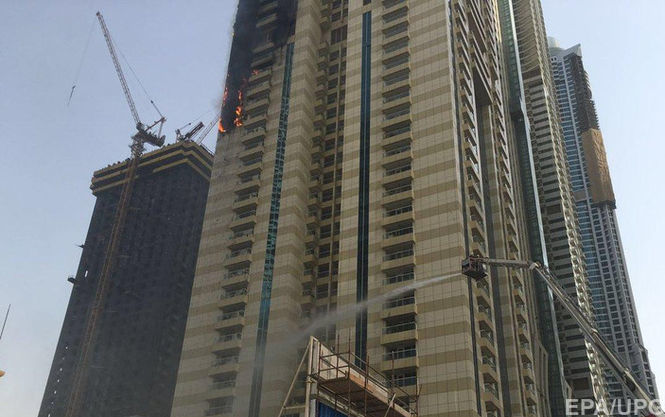 В Дубае загорелся один из самых высоких небоскребов в ОАЭ (ВИДЕО)