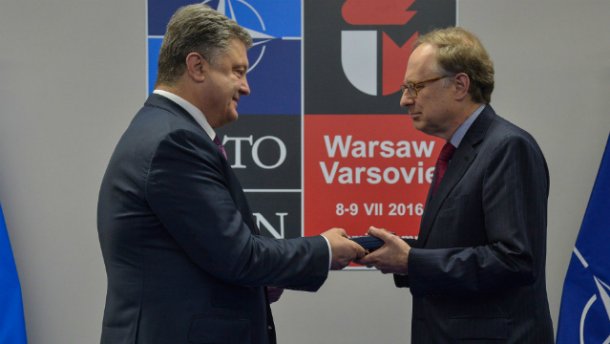 Заместитель генсека НАТО получил высокую награду от Порошенко