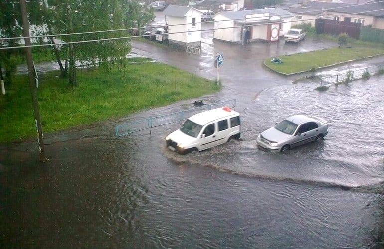 Улицы стали реками: в Житомире люди купались на затопленных ливнями дорогах (ФОТО, ВИДЕО)