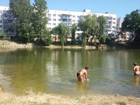 Во Львовском озере нашли тело мужчины (фото 18+)