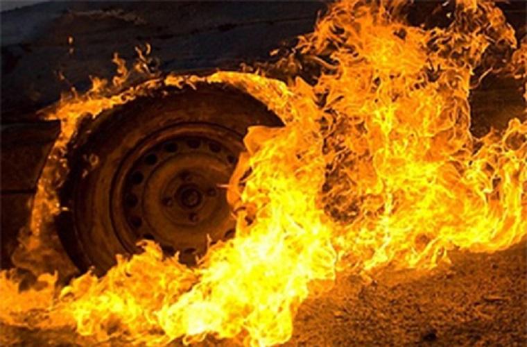 Ночью во Львове загорелся грузовик: водителя госпитализировали