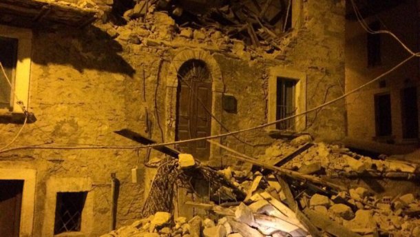 Мощное разрушительное землетрясение в Италии: много людей под завалами (ФОТО)