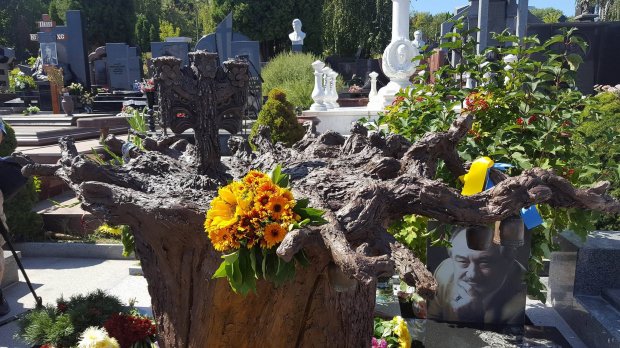 Памятник Ступке открыли на Байковом кладбище: появились фото