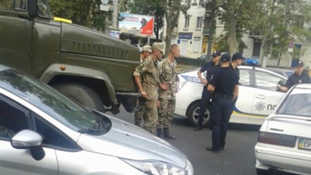 Военный грузовик налетел на легковушку в Одессе