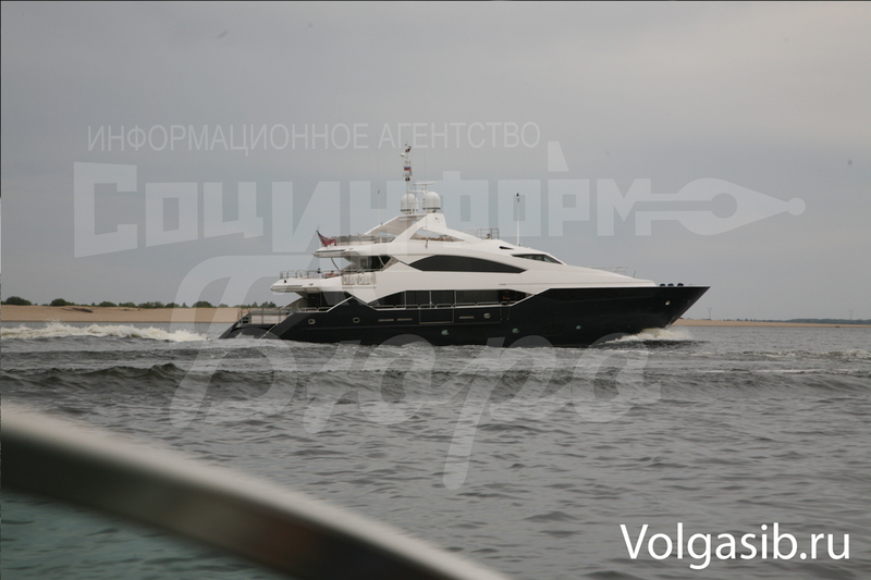 Янукович под усиленной охраной путешествует по Волге на шикарной яхте