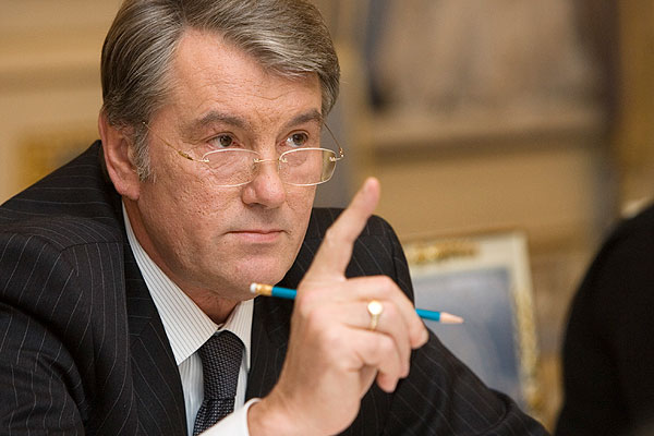 Виктор Ющенко ошеломил Сеть, прокомментировав фото, где он продает вышиванки (фото + видео)