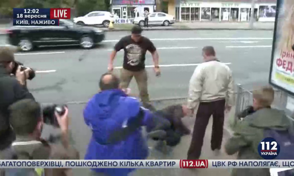 Под посольством РФ в Киеве избили человека