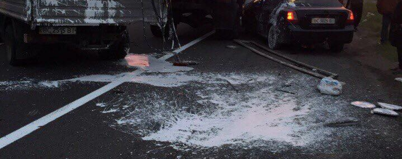 Смертельное ДТП на Львовщине: Chevrolet влетел под грузовик, двое погибших