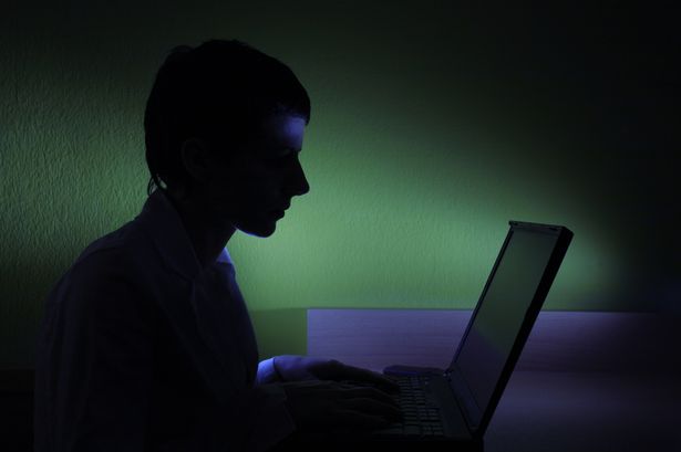 Хакер взломал аккаунты не менее 20-ти женщин, и изложил их интимные фото в Сеть