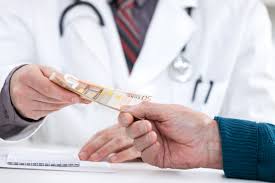 Взятки обеспечивают до девяноста процентов доходов врачей