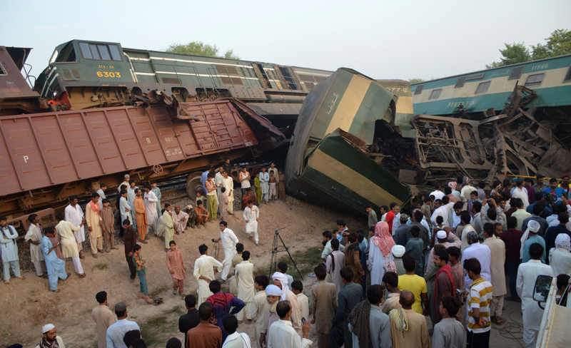 В Пакистане столкнулись поезда: 6 человек погибли, почти 150 ранены (фото)