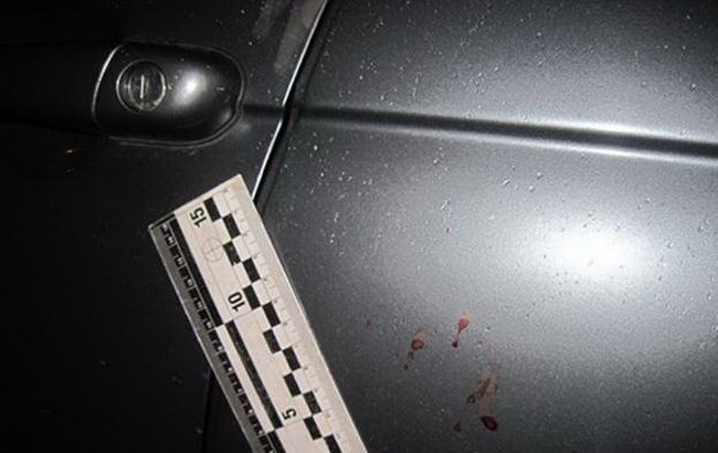 В Киеве неизвестные обстреляли мужчину в авто