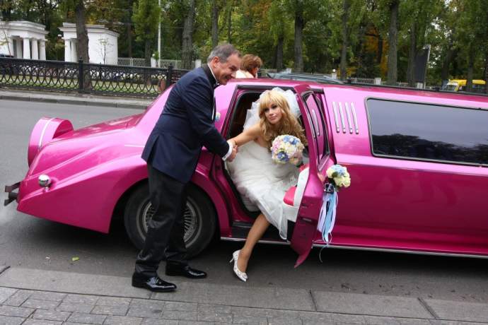 Украинский депутат отпраздновал шикарную и громкую свадьбу: пьяные танцы, розовый лимузин, пафос