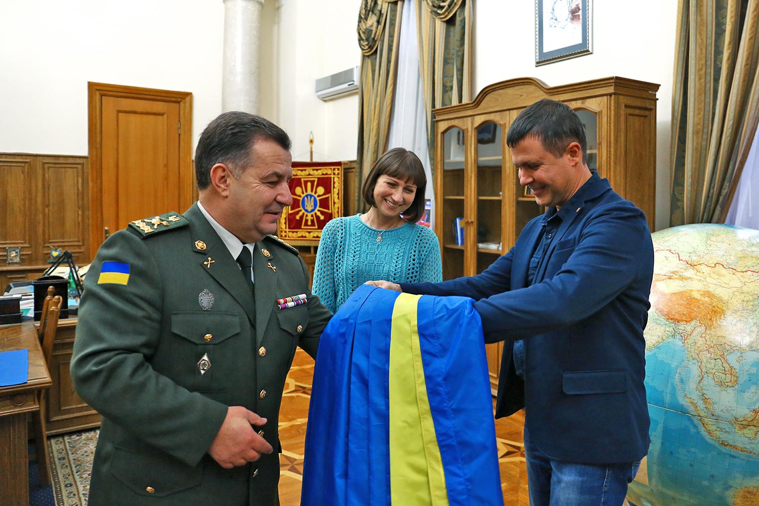 На здании Минобороны вывесили 11-метровый флаг Украины