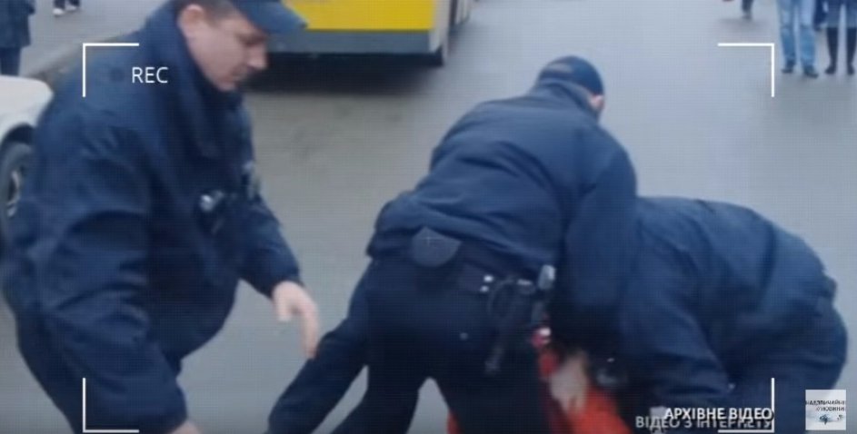 Украину возмутили полицейские, которые избили дедушку (видео)