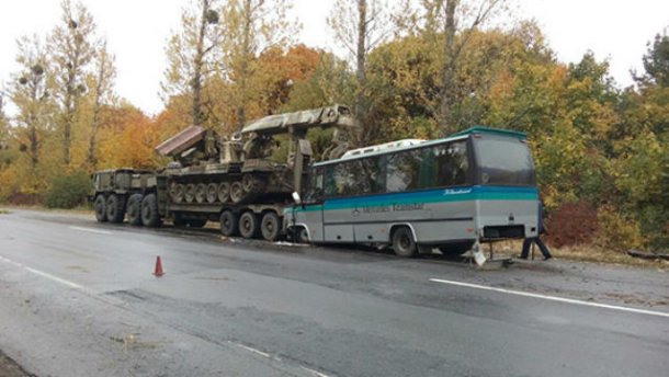 Автобус врезался в военный тягач: много пострадавших (ФОТО)