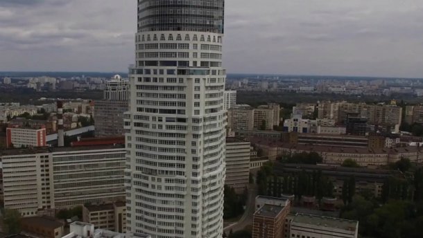 Киевский прокурор оформил на себя и семью квартиру в небоскребе