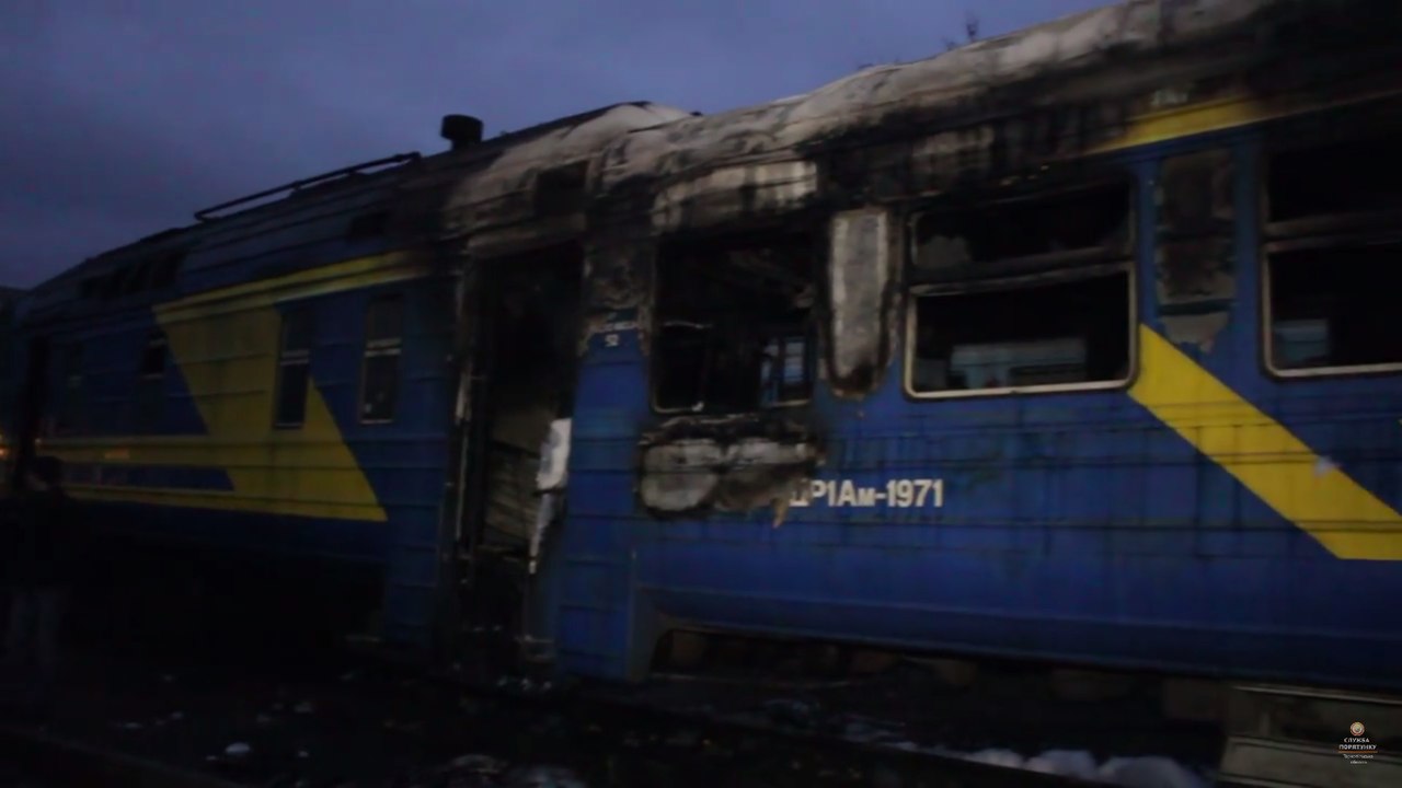 Зрелище не для слабых духом: на Украине загорелся поезд с людьми внутри (фото,видео)