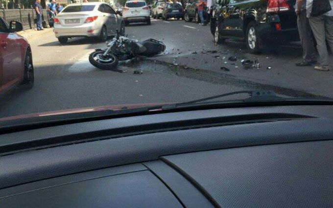 Мотоциклист спровоцировал масштабную аварию в Киеве (фото)
