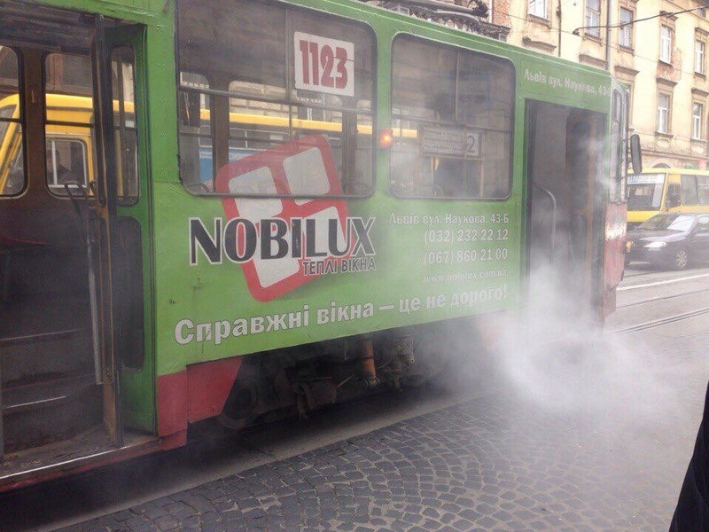 Прямо на ходу: во Львове горел трамвай с пассажирами. Опубликованы фото