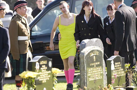 Солдат пришел на похороны товарища в платье, но никто не смеялся, и вот почему…
