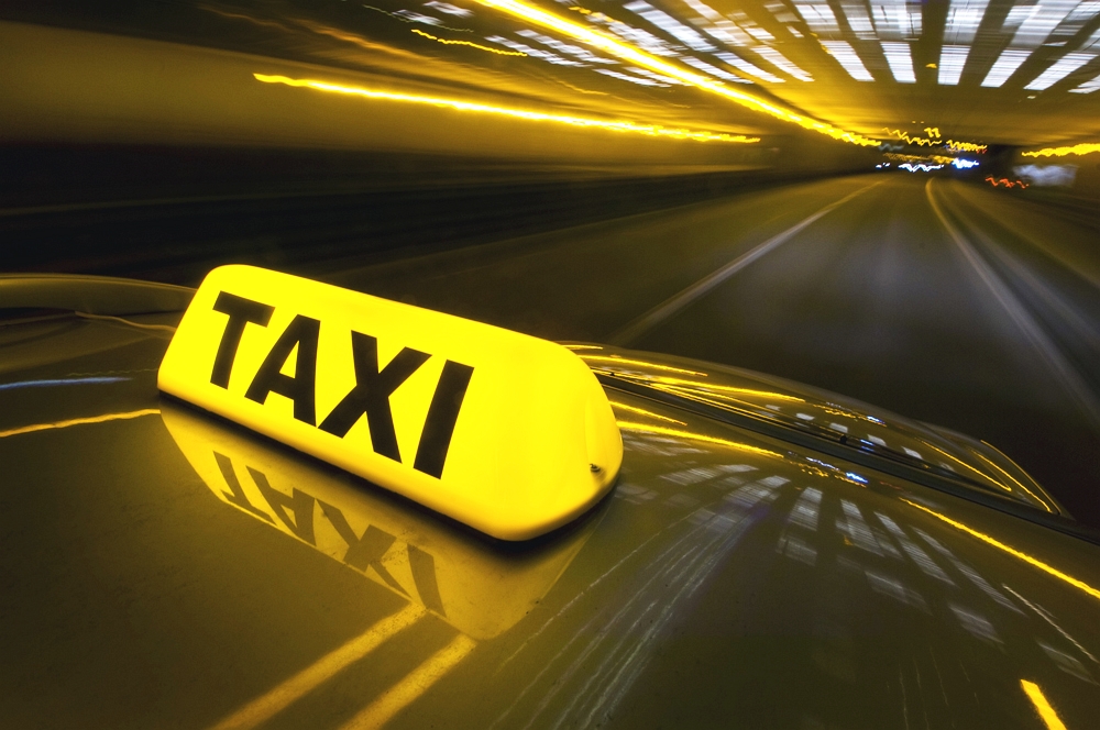 Подвёз: женщина должна отсуживать у водителя такси свои гаджеты
