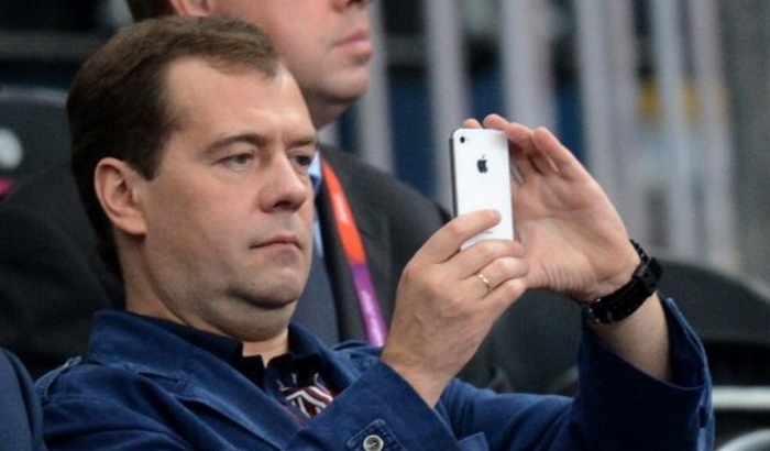 Медведев оскорбительно высказался об отставке Саакашвили