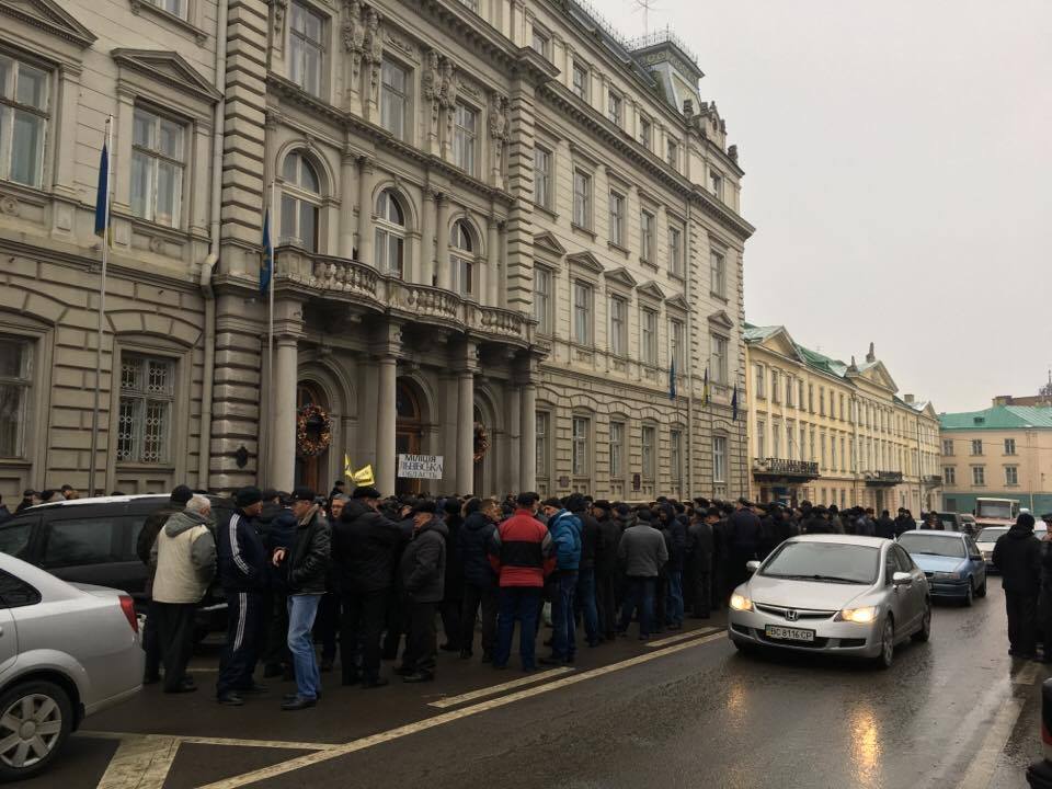 Во Львове пикетируют (ФОТО): экс-сотрудники милиции перекрыли дорогу