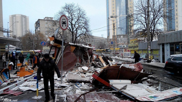 В Киеве снесли МАФы возле станции метро «Политехнический институт»