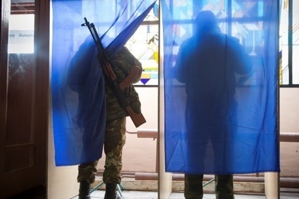 Выборы на Донбассе: на участке подрались журналисты из разных областей