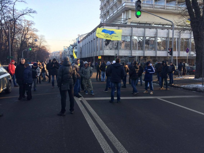 Активисты на авто с еврономерами перекрыли центр Киева
