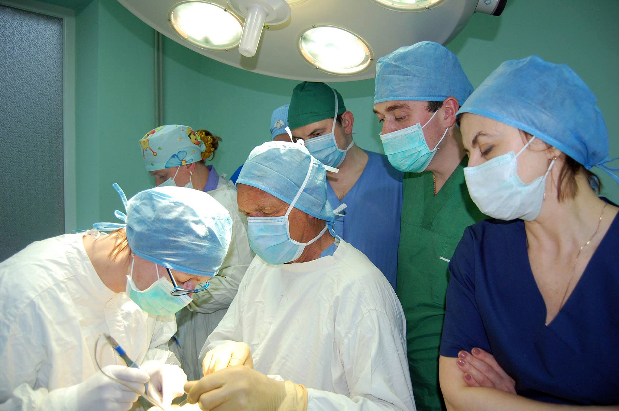 Гениальный врач снова во Львове: за три дня немецкий хирург Клаус Экснера провел во Львове 16 бесплатных операций