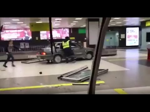 Вот это действительно без тормозов: водитель протаранил аэропорт и был избит полицейскими (ВИДЕО +18). Внимание, ненормативная лексика!