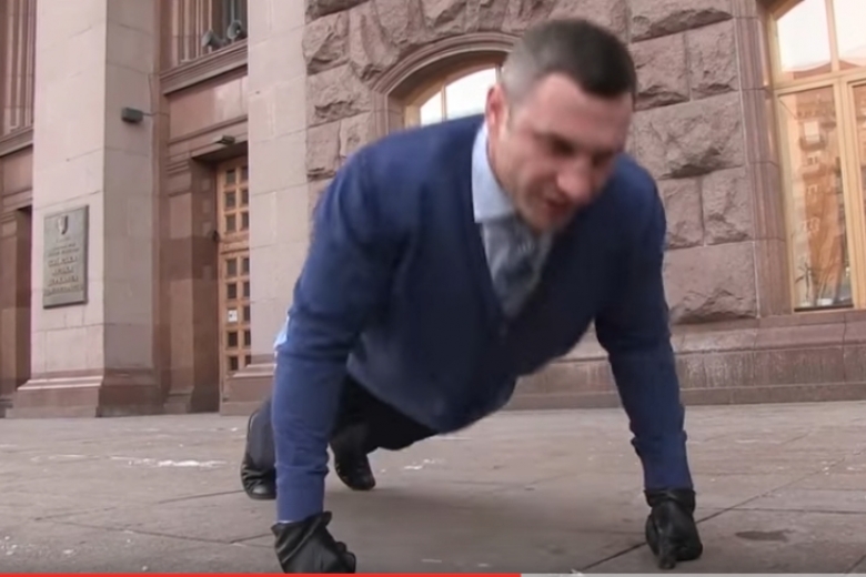 Единственное, что он может сделать: Виталий Кличко отжался, возле Киевской мэрии (ВИДЕО)