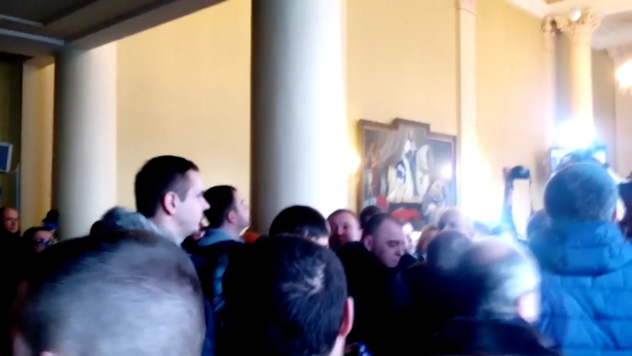 Это в голове не укладывается: во львовском городском совете устроили жестокую драку (видео)