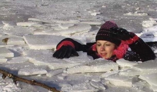 Прохожие спасли из-под льда двух женщин и ребенка на Днепропетровщине