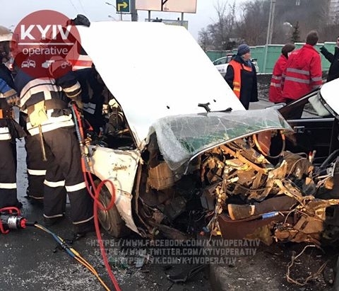 Ужасная авария в центре Киева унесла жизнь пассажира. От машины не осталось ничего целого (ФОТО, ВИДЕО)