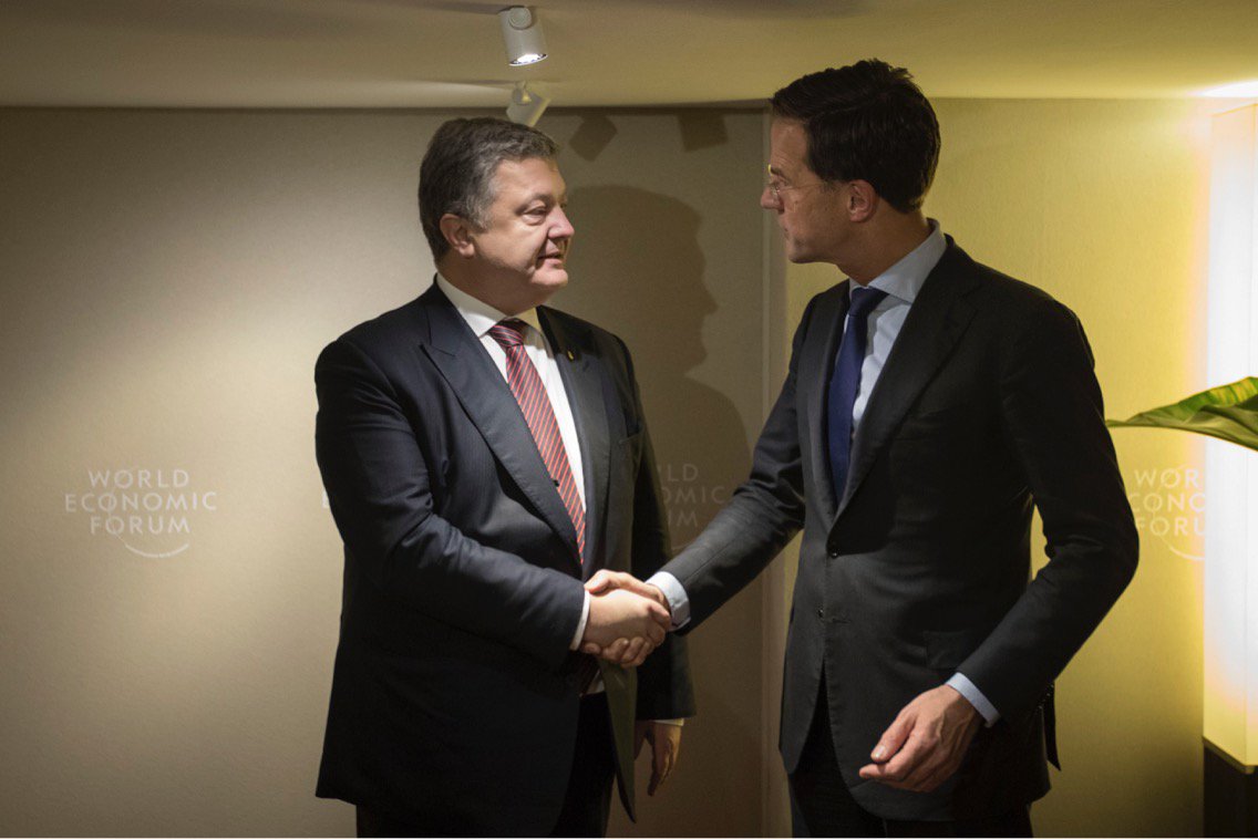 Порошенко проводит переговоры с голландским премьером в Давосе
