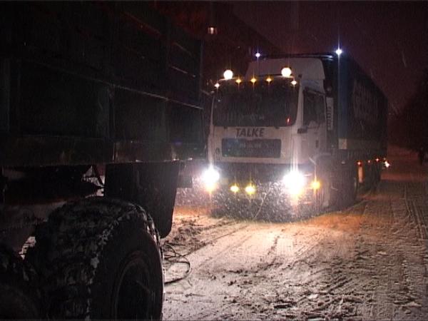 Спасатели освободили из снежной ловушки 4 грузовика и троллейбус