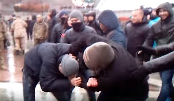 Срочно: во Львове массовая драка, националисты избили белорусских туристов (ВИДЕО)
