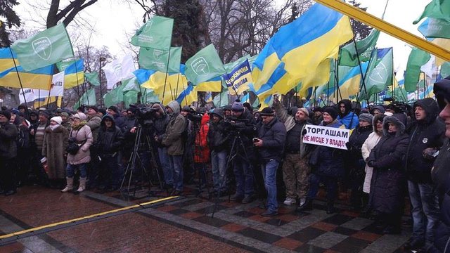 Под ВР собралось много людей на поддержку блокады Донбасса