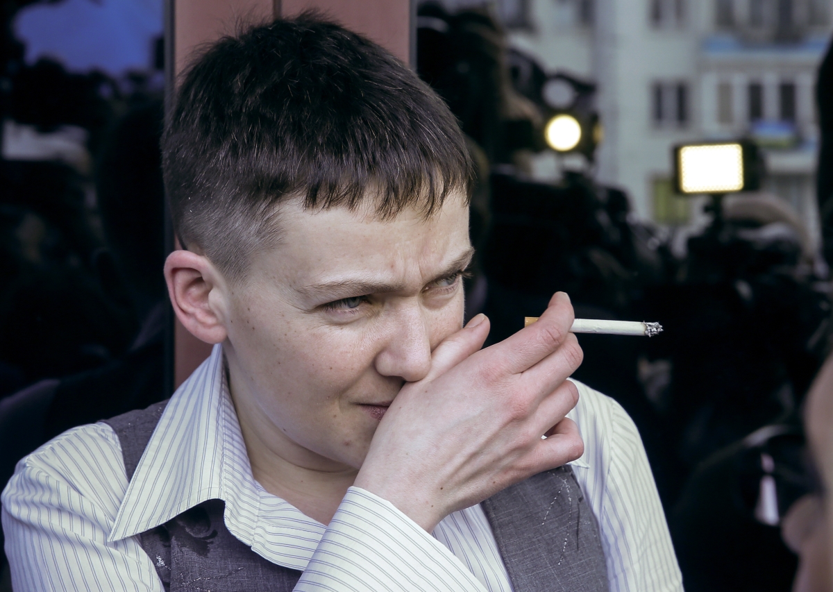 Разочарование года: Савченко в клетчатых штанах по-блатному затушила окурок об каблук (ВИДЕО)