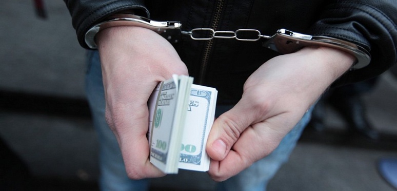 Бесстыдные: двух прокурорских работников поймали на огромных взятках (ФОТО)