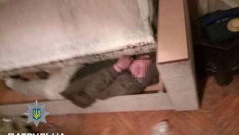 У мертвого за пазухой: Львовские полицейские обнаружили квартирного вора в доме умершего львовянина