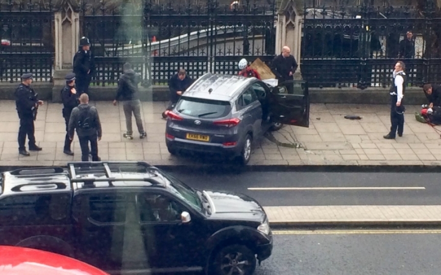 Жуткое зрелище: у Британского парламента неизвестные наехали автомобилем и расстреляли людей. Есть умершие и десятки раненых