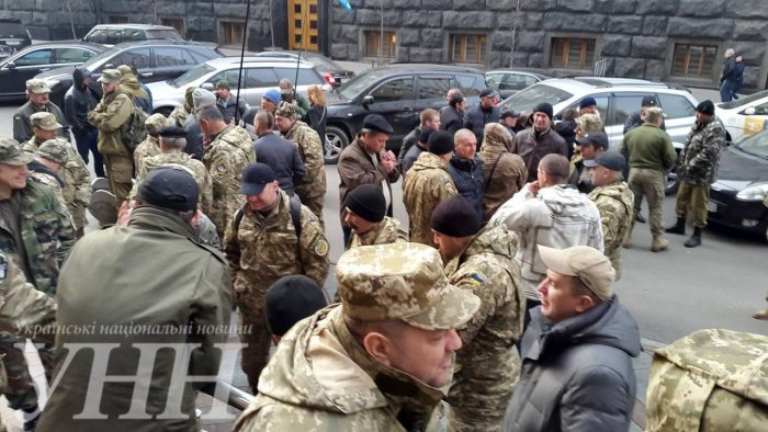 В центре Киева собралось пол сотни людей в камуфляже (ФОТО)