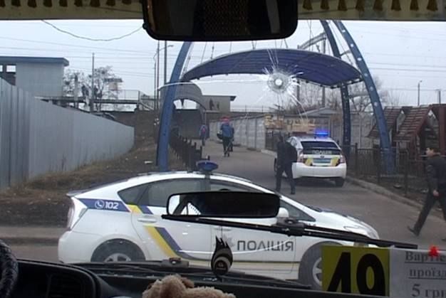 Жуткое зрелище: в Киеве неадекватный захватил маршрутку с людьми и устроил стрельбу (ФОТО)